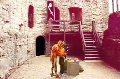 Knightmare Series 5 Team 7. Motley helps Chris use a spyglass.